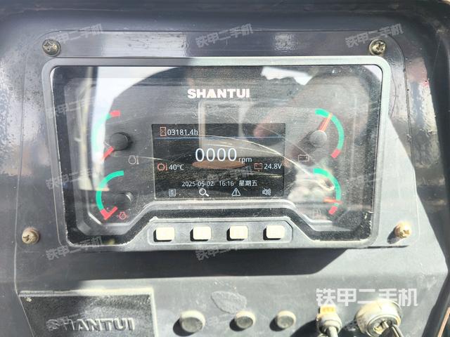 駕駛室左側(cè)全景照(推土機(jī)駕駛室) 駕駛室左側(cè)全景照(推土機(jī)駕駛室)