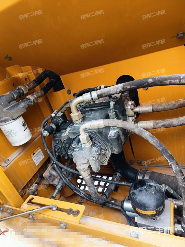 液压泵舱室正面整体(整机外观) 液压泵舱室正面整体(整机外观)