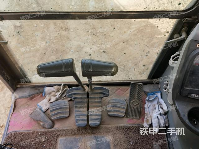 行走控制手柄和踏板?俯拍（駕駛室部分）