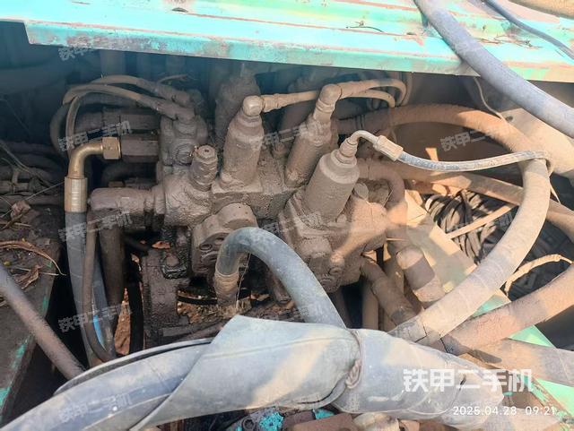 回轉(zhuǎn)馬達(dá)和主控閥(整機(jī)外觀) 回轉(zhuǎn)馬達(dá)和主控閥(整機(jī)外觀)