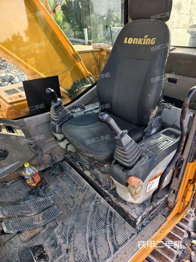 驾驶室左前45度(驾驶室部分) 驾驶室左前45度(驾驶室部分)