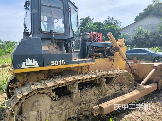 右后45°(推土機(jī)整車外觀) 右后45°(推土機(jī)整車外觀)