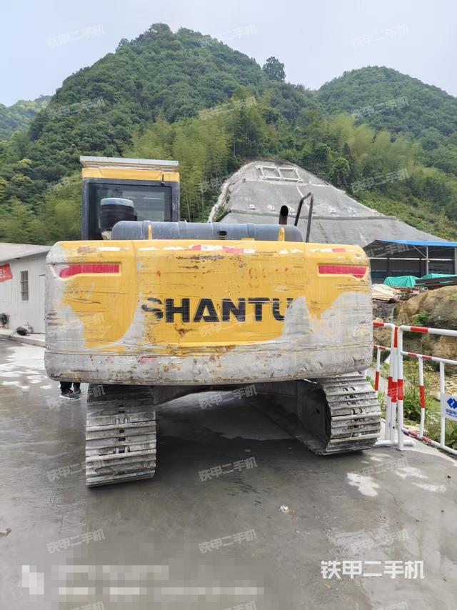 驾驶室顶部(整机外观) 驾驶室顶部(整机外观)