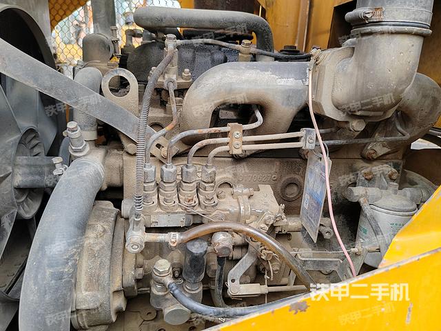 發(fā)動機(jī)右側(cè)（整機(jī)外觀及大件）