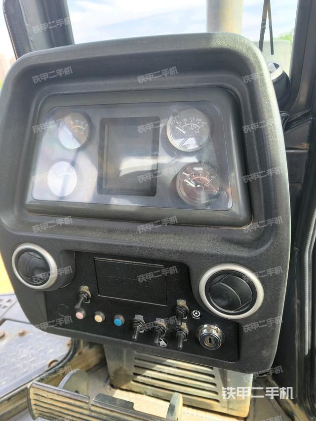 駕駛室內(nèi)部頂部(推土機(jī)駕駛室) 駕駛室內(nèi)部頂部(推土機(jī)駕駛室)