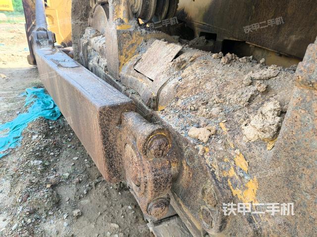 右側(cè)履帶全景(推土機(jī)底盤及工作裝置) 右側(cè)履帶全景(推土機(jī)底盤及工作裝置)