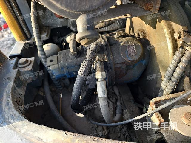 液压泵舱室正面整体（整机外观）