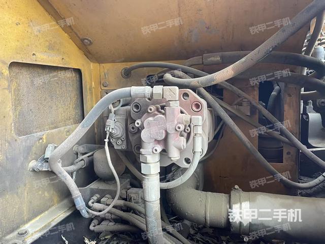 液压泵舱室正面整体（整机外观）