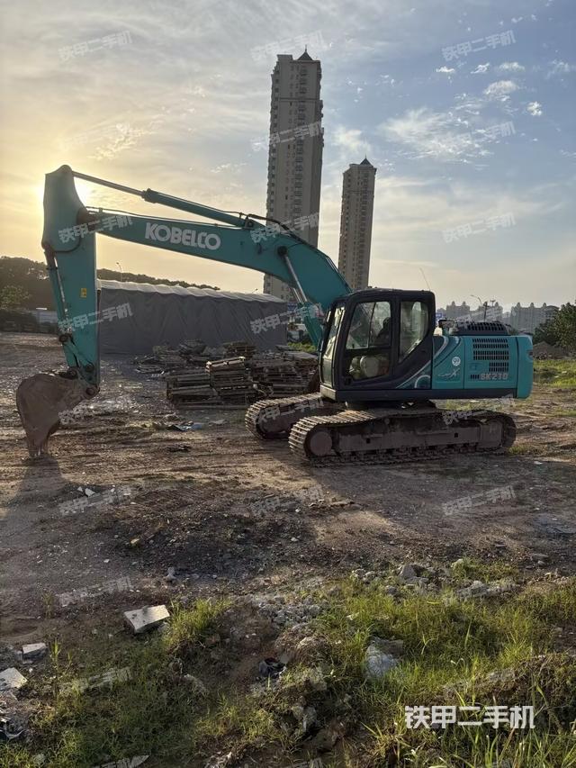 神鋼SK210LC-10挖掘機(jī)