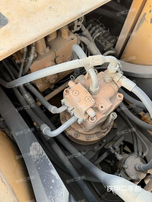 回转马达和主控阀（整机外观）