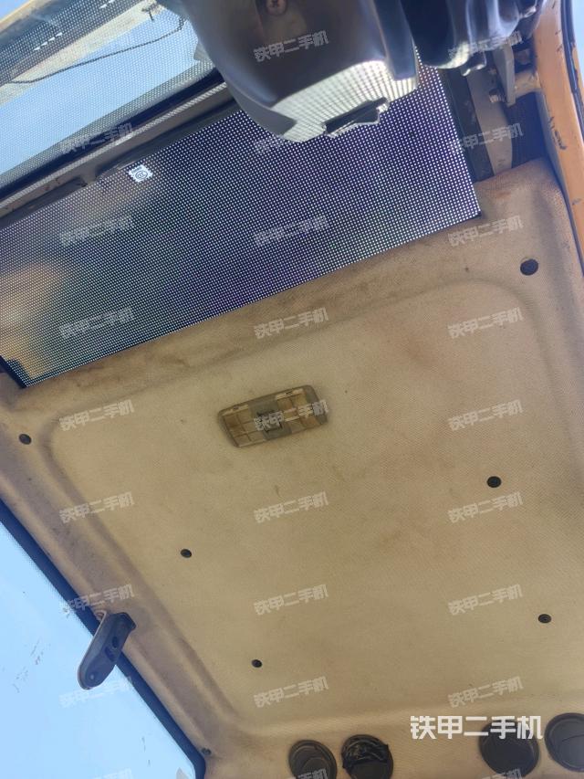 駕駛室頂部（整機外觀）