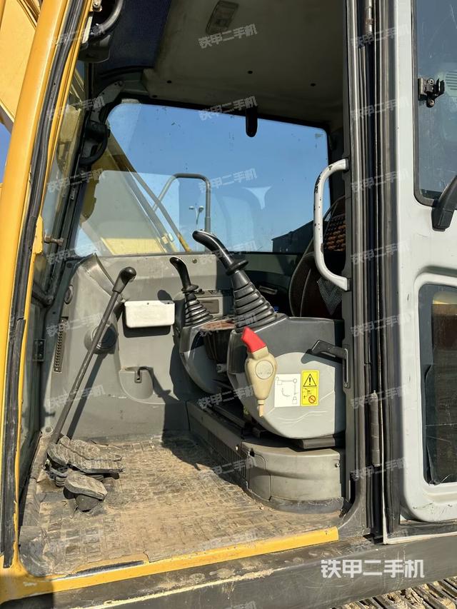 駕駛室整體（整機外觀）