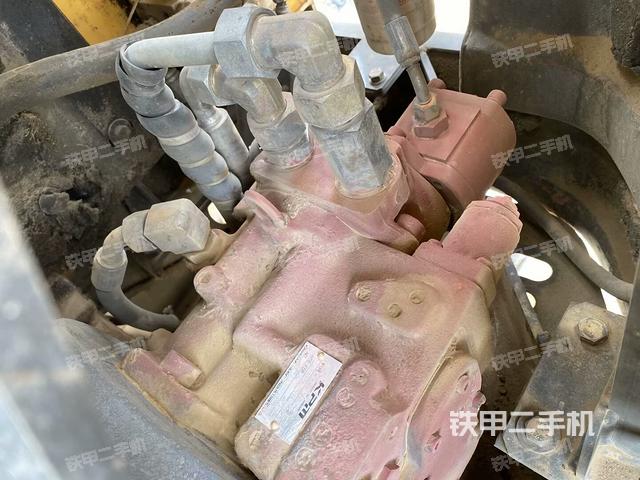 液壓泵艙室正面整體(整機外觀) 液壓泵艙室正面整體(整機外觀)