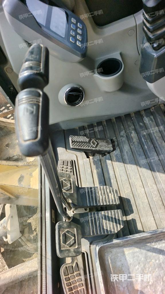 行走控制手柄和踏板?俯拍（駕駛室部分）