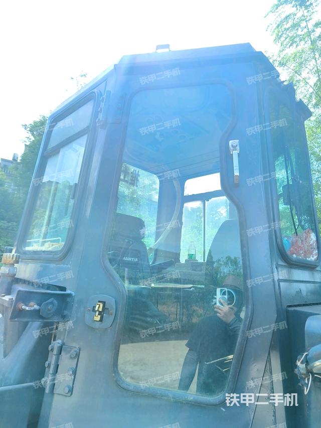 駕駛室右側全景照（推土機駕駛室）