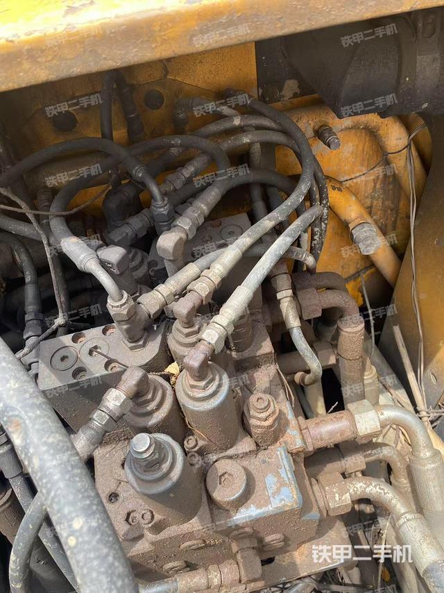 回轉(zhuǎn)馬達(dá)和主控閥（整機(jī)外觀）