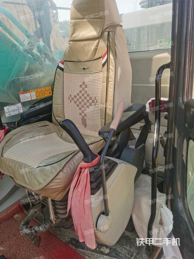 駕駛室頂部(整機(jī)外觀) 駕駛室頂部(整機(jī)外觀)
