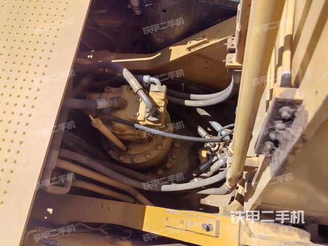 回转马达和主控阀(整机外观) 回转马达和主控阀(整机外观)