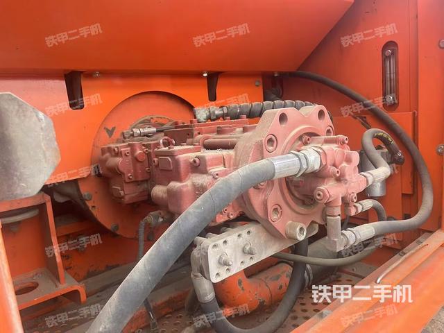 液壓泵艙室正面整體(整機外觀) 液壓泵艙室正面整體(整機外觀)