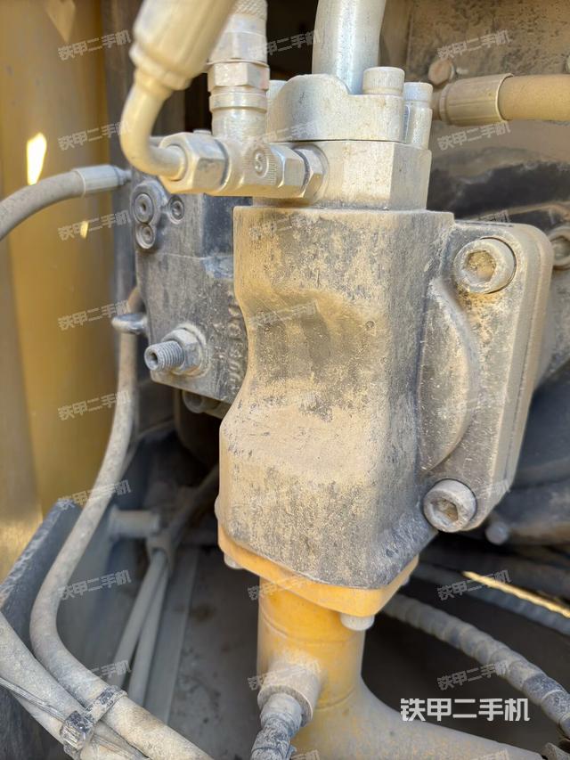 液壓泵艙室正面整體(整機(jī)外觀) 液壓泵艙室正面整體(整機(jī)外觀)