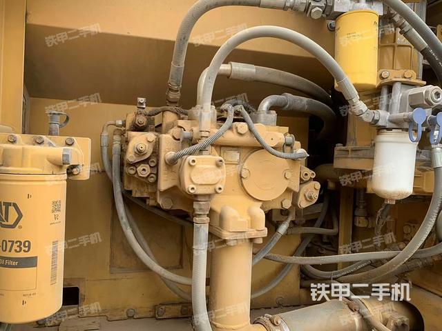 液壓泵艙室正面整體(整機外觀) 液壓泵艙室正面整體(整機外觀)