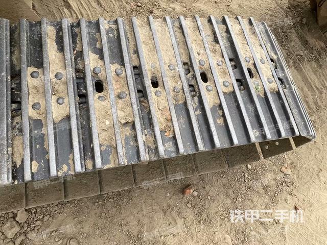 單側(cè)履帶整體(整機外觀) 單側(cè)履帶整體(整機外觀)