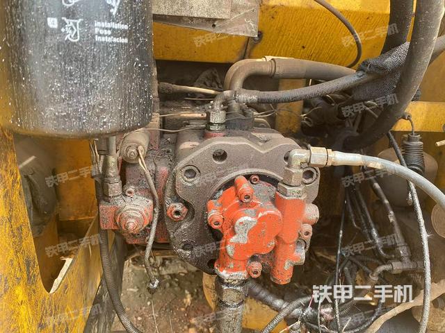 液压泵舱室正面整体（整机外观）