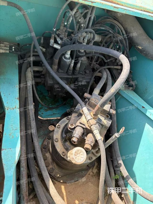 回轉(zhuǎn)馬達(dá)和主控閥（整機(jī)外觀）