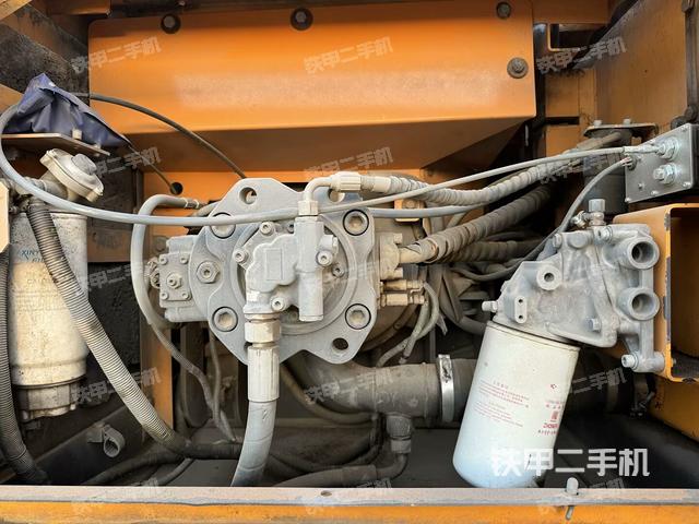 液压泵舱室正面整体（整机外观）