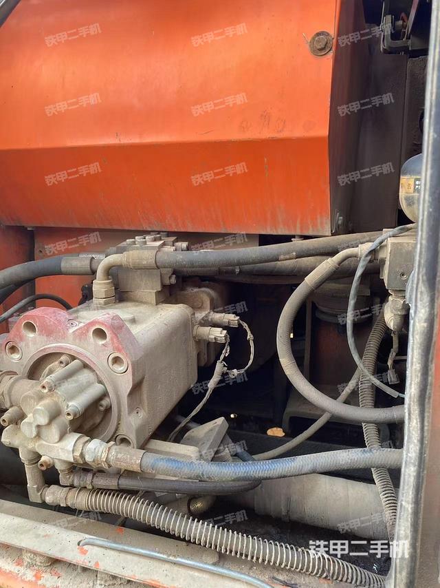 液壓泵艙室正面整體(整機外觀) 液壓泵艙室正面整體(整機外觀)