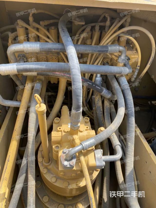 回转马达和主控阀(整机外观) 回转马达和主控阀(整机外观)