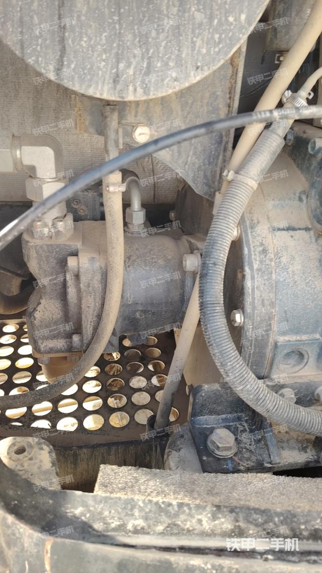 液壓泵艙室正面整體（整機外觀）