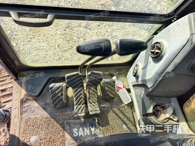行走控制手柄和踏板?俯拍（駕駛室部分）