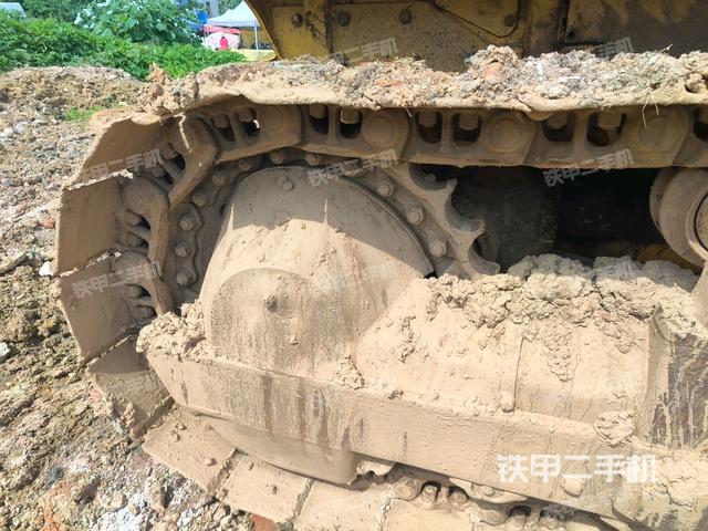右側(cè)履帶全景(推土機(jī)底盤及工作裝置) 右側(cè)履帶全景(推土機(jī)底盤及工作裝置)