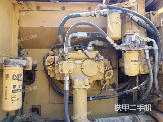 液压泵舱室正面整体(整机外观) 液压泵舱室正面整体(整机外观)