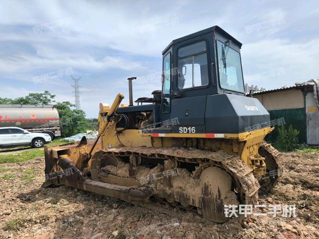 左后45°(推土機(jī)整車外觀) 左后45°(推土機(jī)整車外觀)