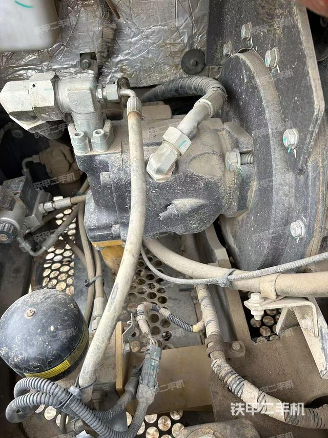 液壓泵艙室正面整體(整機(jī)外觀) 液壓泵艙室正面整體(整機(jī)外觀)