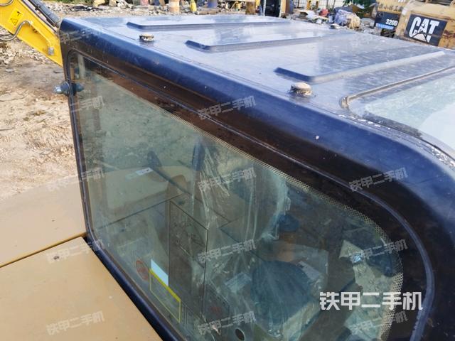駕駛室頂部(整機(jī)外觀) 駕駛室頂部(整機(jī)外觀)