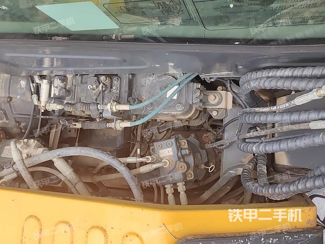 回转马达和主控阀（整机外观）