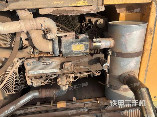 液壓泵艙室正面整體(整機外觀) 液壓泵艙室正面整體(整機外觀)