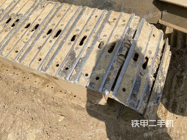 單側(cè)履帶整體(整機外觀) 單側(cè)履帶整體(整機外觀)