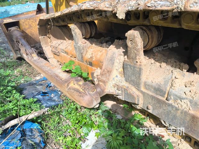 右側履帶全景（推土機底盤及工作裝置）