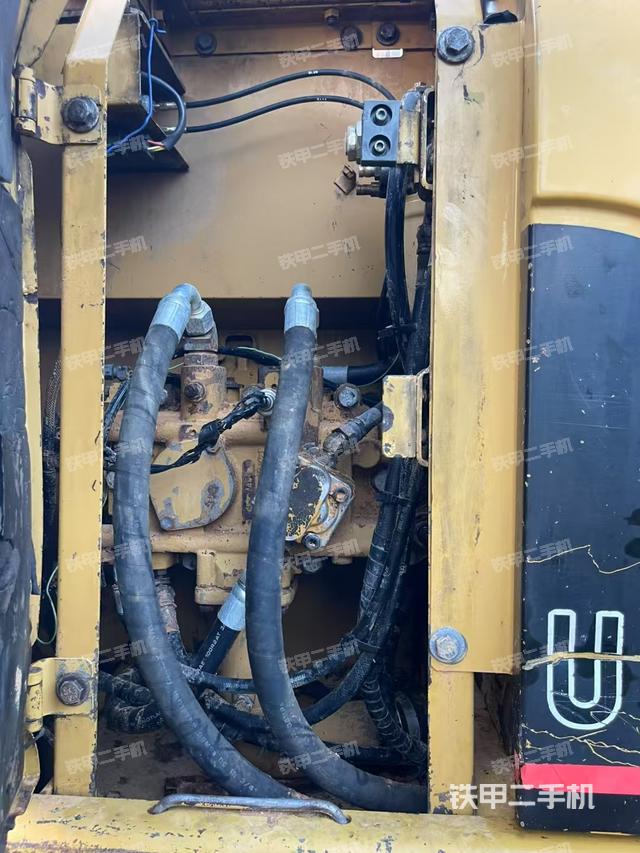 液压泵舱室正面整体（整机外观）