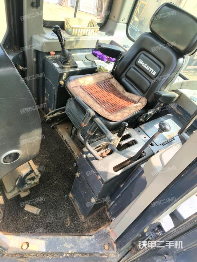 駕駛室內(nèi)部全景（推土機駕駛室）