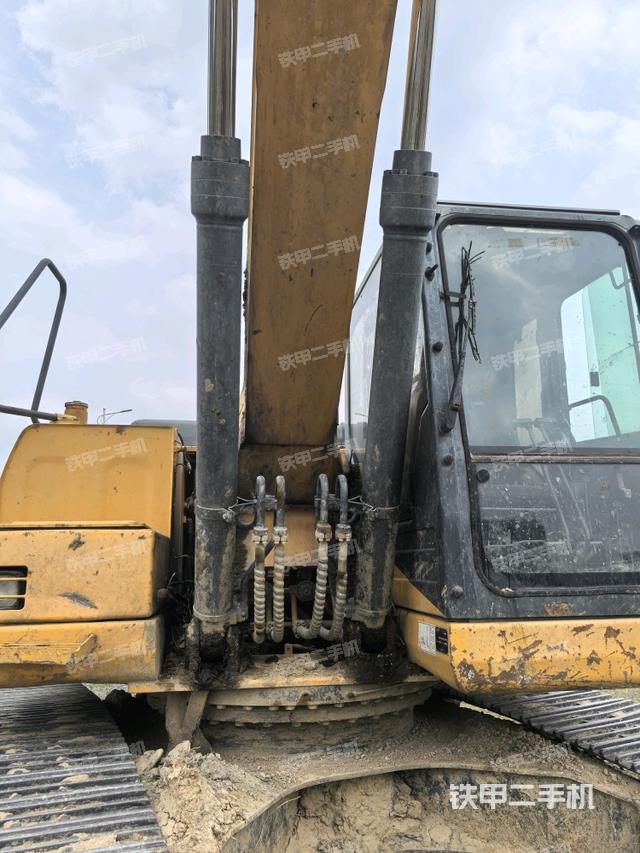 大臂油缸整体 竖拍（工作和回转装置）