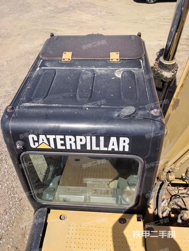 驾驶室顶部(整机外观) 驾驶室顶部(整机外观)