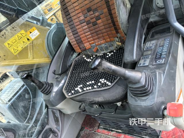 行走控制手柄和踏板?俯拍(駕駛室部分) 行走控制手柄和踏板?俯拍(駕駛室部分)