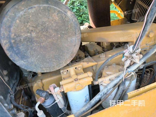 發(fā)動機左側全景（推土機發(fā)動機艙）