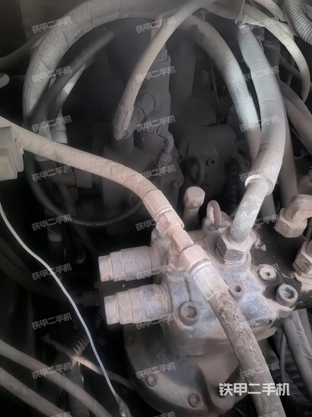 回转马达和主控阀（整机外观）