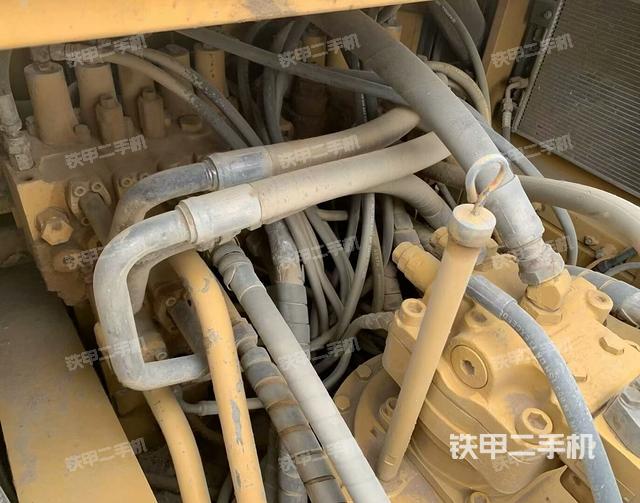 回轉馬達和主控閥(整機外觀) 回轉馬達和主控閥(整機外觀)
